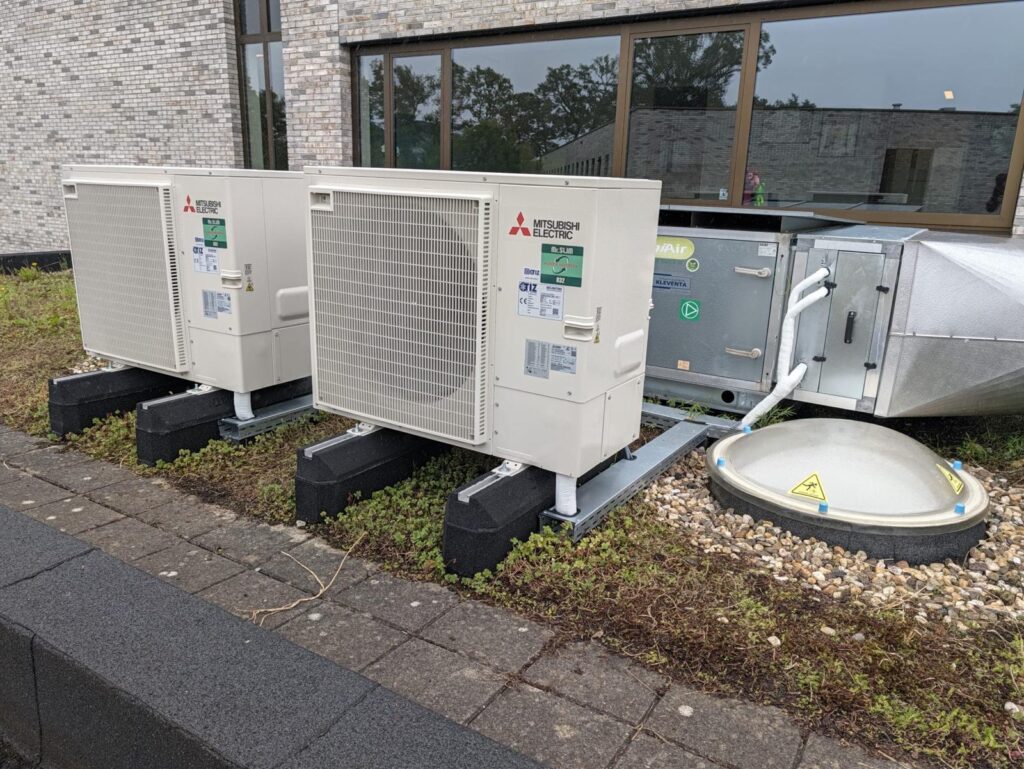 Twee Mitsubishi Electric warmtepompen aangesloten op een luchtbehandelingskast met DX batterij bij De Bouwsteen SBO.