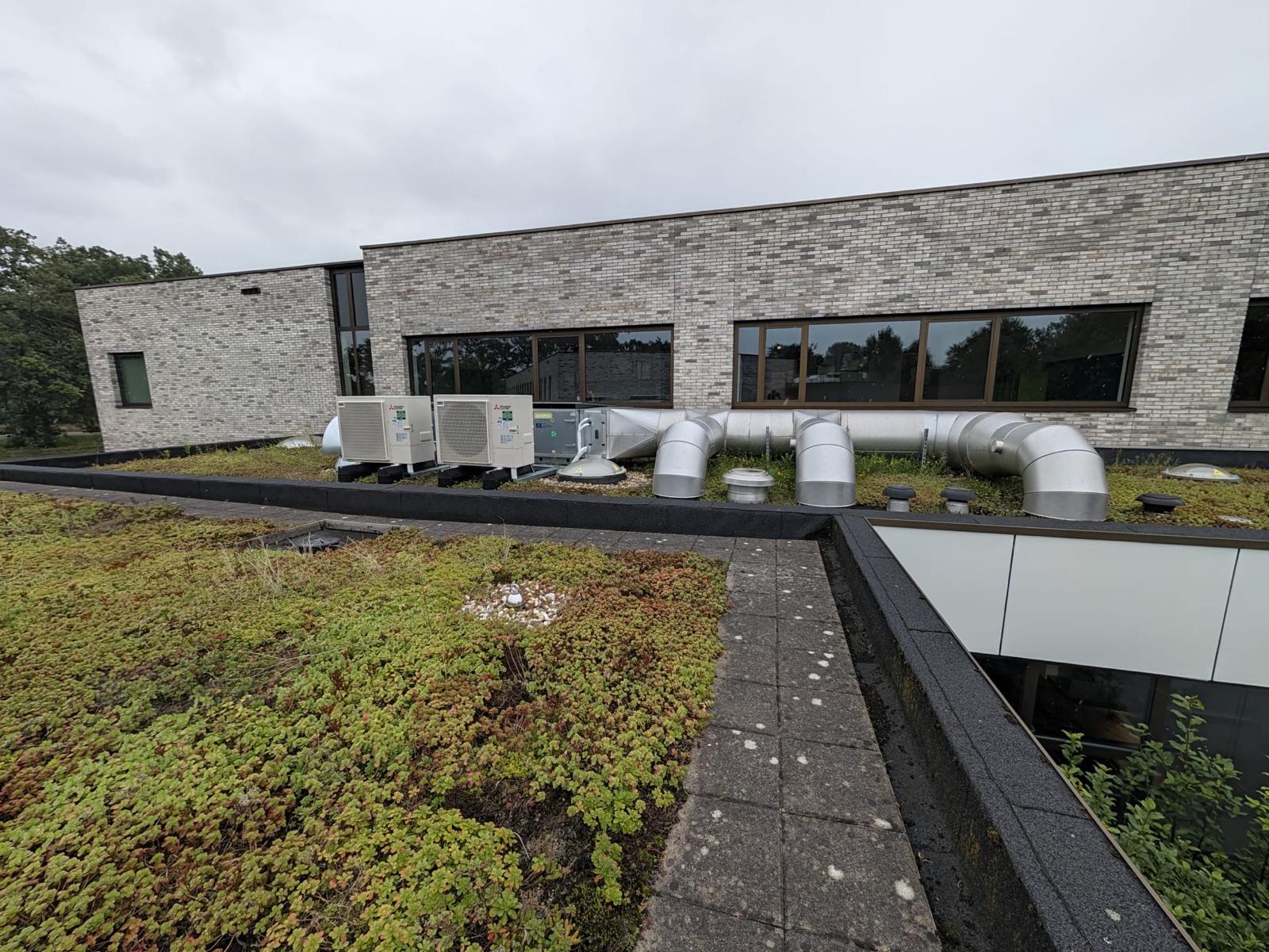 Overzicht van de luchtbehandelingsinstallatie op het dak van De Bouwsteen SBO, uitgebreid met actieve koeling en verwarming door TIZ.