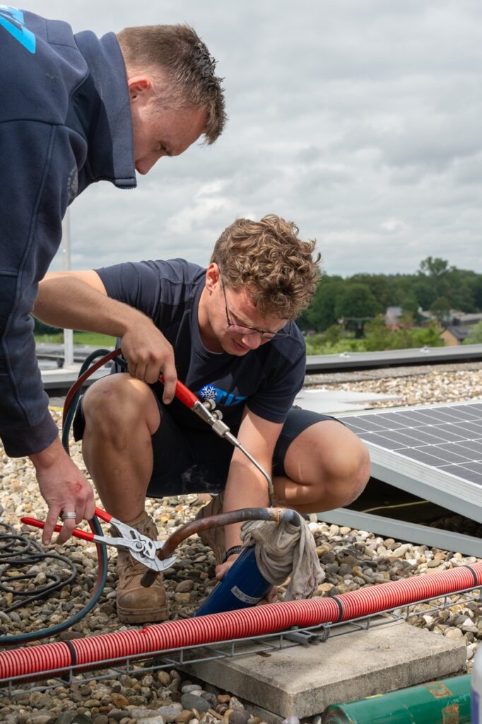 Koelmonteur van TIZ soldeert een leidingverbinding tijdens reparatie van een industriële koelinstallatie in Rijssen.