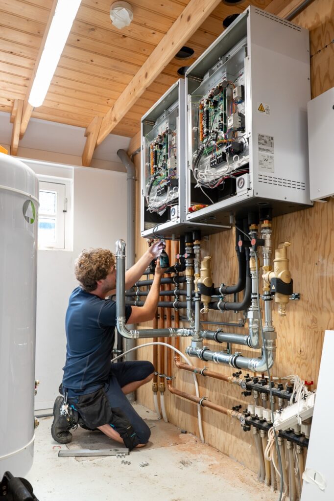 TIZ monteur installeert twee Mitsubishi Electric Ecodan warmtepomp binnenunits bij de Hobbyboerderij in Rijssen.