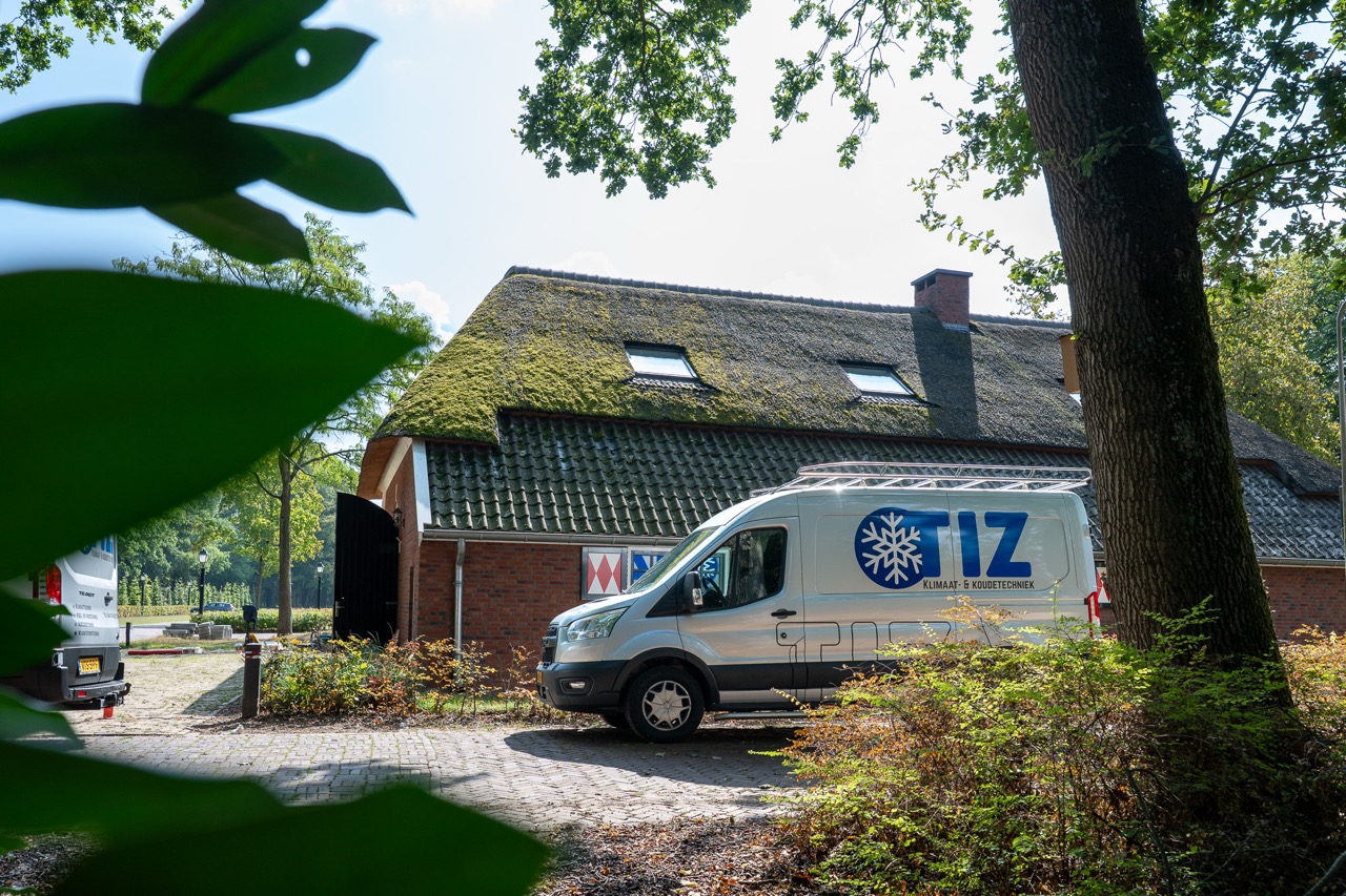 Bedrijfsbus van TIZ Klimaat & Koudetechniek bij de Hobbyboerderij in Rijssen tijdens de installatie van warmtepompen.