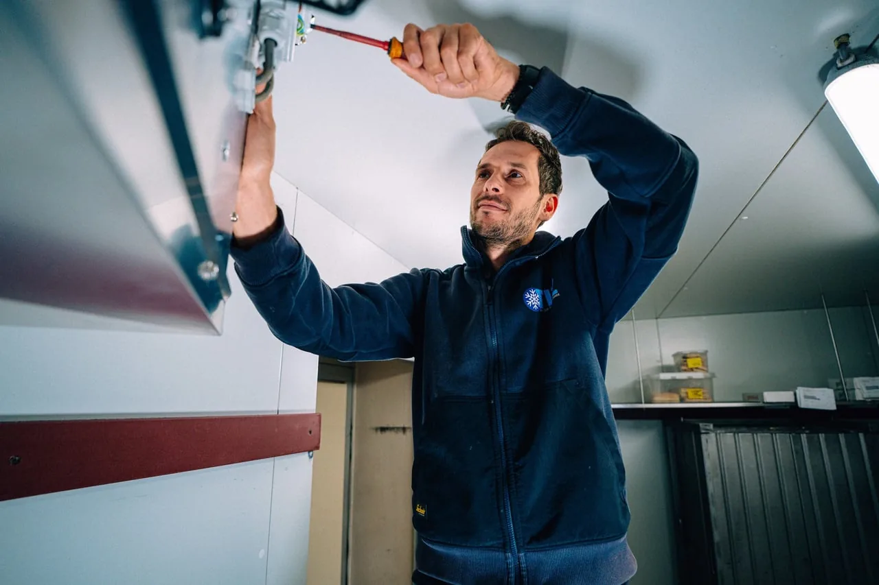 TIZ monteur aan vriesinstallatie
